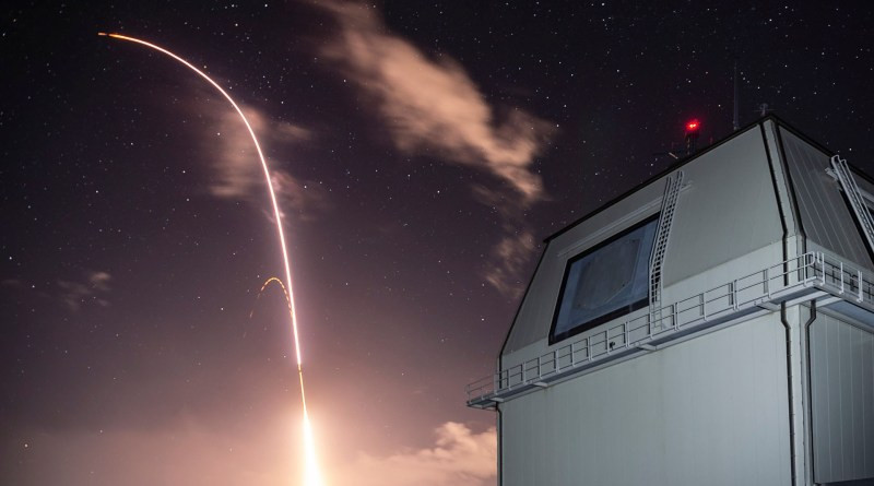 Tốc độ tối đa mà loại tên lửa này đật được có thể lên tới 4,5 km/giây tuỳ từng phiên bản. Tầm hoạt động tối đa lên tới 2500 km và sử dụng hệ thống dẫn đường GPS/INS kết hợp với radar dẫn đường bán chủ động hoặc radar dẫn đường chủ động. Nguồn ảnh: Pinterest.