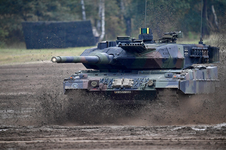 Xe tăng Leopard 2 do Đức thiết kế được coi là một trong những loại vũ khí nguy hiểm nhất trong tay NATO hiện nay với số lượng đông đảo và độ phổ biến của nó. Ngược lại dù Abrams vẫn được đánh giá là xe tăng nguy hiểm, tuy nhiên tới nay vẫn chỉ có mình nước Mỹ sử dụng loại xe tăng này. Nguồn ảnh: BI.
