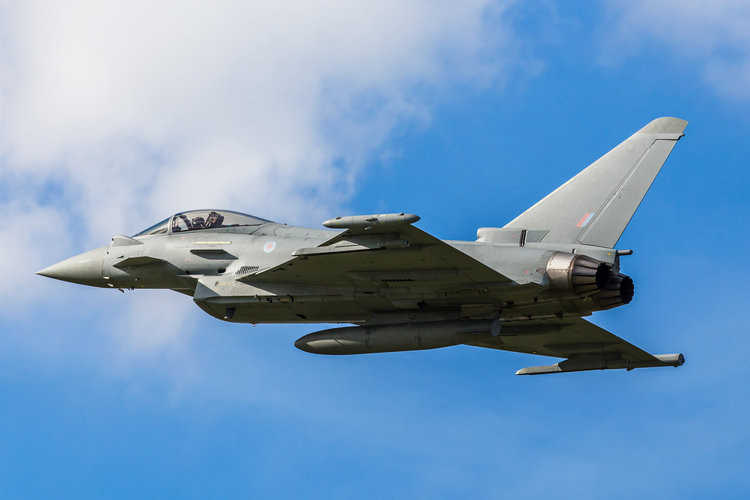 Eurofighter Typhoon - loại vũ khí hiếm hoi nằm trong danh sách này không có xuất sứ từ... Mỹ. Eurofighter Typhoon là loại chiến đấu cơ do châu Âu nghiên cứu và sản xuất, hiện đang phục vụ trong biên chế không quân Anh, Đức, Italia và Tây Ban Nha. Nguồn ảnh: BI.