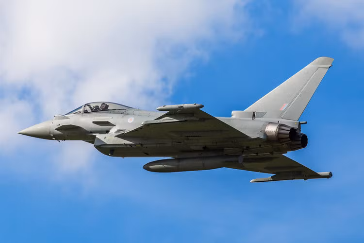 Eurofighter Typhoon - loại vũ khí hiếm hoi nằm trong danh sách này không có xuất sứ từ... Mỹ. Eurofighter Typhoon là loại chiến đấu cơ do châu Âu nghiên cứu và sản xuất, hiện đang phục vụ trong biên chế không quân Anh, Đức, Italia và Tây Ban Nha. Nguồn ảnh: BI.