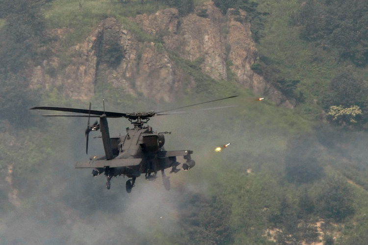 Trực thăng tấn công Apache - loại trực thăng tấn công hiện đại bậc nhất ngày nay với khả năng mang được tối đa tới 16 tên lửa Hellfire vẫn được coi là một trong những loại vũ khí nguy hiểm nhất mà các nước thành viên của NATO có trong tay. Nguồn ảnh: BI.