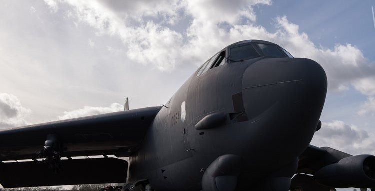 Ngoài ra còn có các máy bay ném bom hạng nặng, trong đó bao gồm cả các máy bay ném bom B-52 - siêu pháo đài bay. Thực tế, B-52 ngày nay chỉ còn sử dụng "vỏ" của B-52 cũ trước đây từng rụng như sung trong Chiến tranh Việt Nam, còn lại mọi thiết bị tác chiến và điện tử đều đã được thay mới hoàn toàn. Nguồn ảnh: BI.