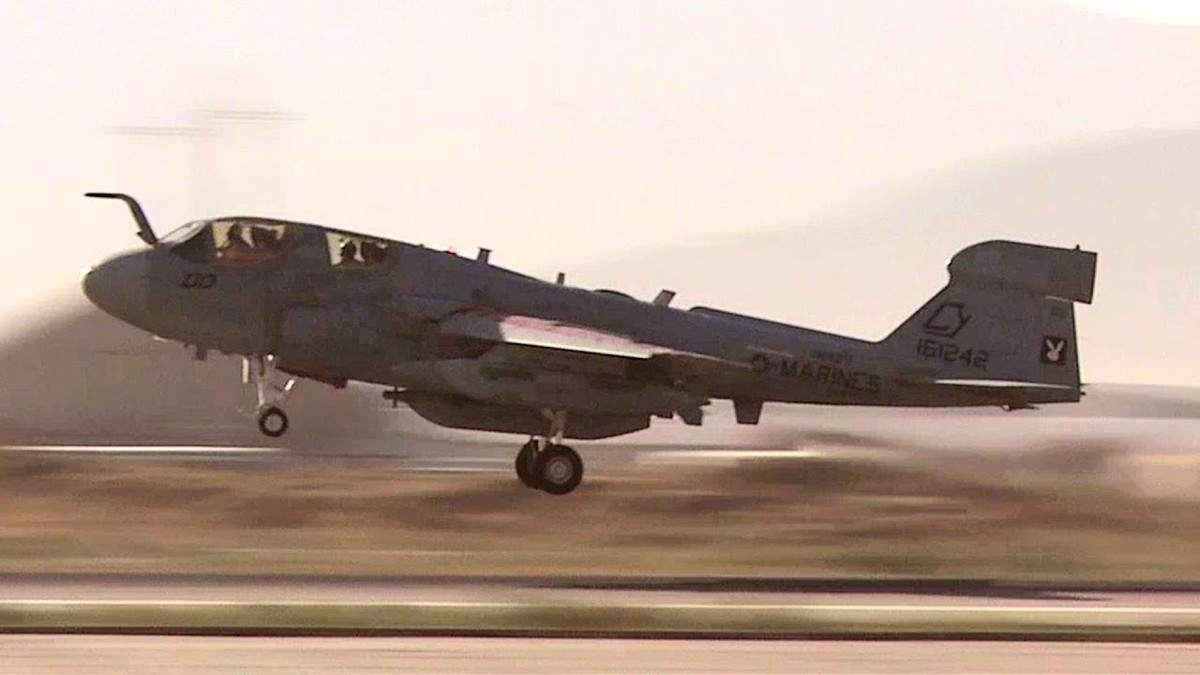 EA-6B có tổng cộng 5 giá treo với 1 giá dưới bụng và 4 giá dưới hai cánh. Tối đa EA-6B có thể mang được 4 tên lửa chống bức xạ AGM-88 hoặc 8200 kg trang thiết bị tác chiến điện tử các loại. Loại máy bay này không có hoả lực súng hoặc pháo. Nguồn ảnh: BI.