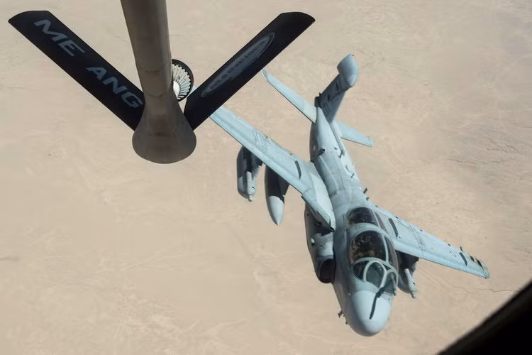 Có nhiệm vụ cường kích và tác chiến điện tử, EA-6B là một trong số hiếm hoi những loại chiến đấu cơ của Mỹ đã từng phục vụ quân đội nước này suốt từ Chiến tranh Việt Nam cho tới cuộc chiến chống khủng bố ở thế kỷ 21 này. Nguồn ảnh: BI.