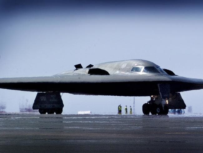 Tuy nhiên trong quá khứ, khi chiếc B-2 Spirit mới được gia nhập biên chế Không quân Mỹ, nó đã khiến truyền thông và quốc hội nước này dậy sóng khi gặp phải một loạt các sự cố rất "sơ đẳng" và vô lý. Nguồn ảnh: NYtimes.