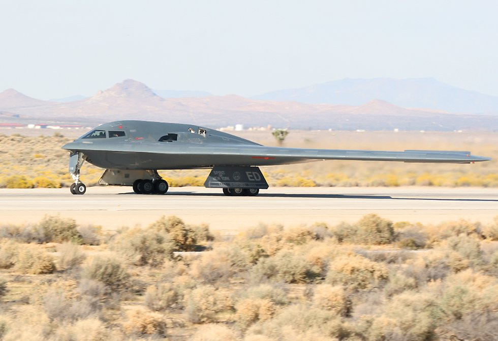 Lý giải cho điều này, tờ New York Times cho biết do phần vỏ của chiếc B-2 Spirit được làm bằng nhựa dẻo nhằm giúp nó có khả năng tàng hình khi không phản xạ lại sóng radar của đối phương rất dễ bị tổn thương. Đặc biệt là trong môi trường nóng ẩm và khi tiếp xúc với nước. Nguồn ảnh: NYtimes.