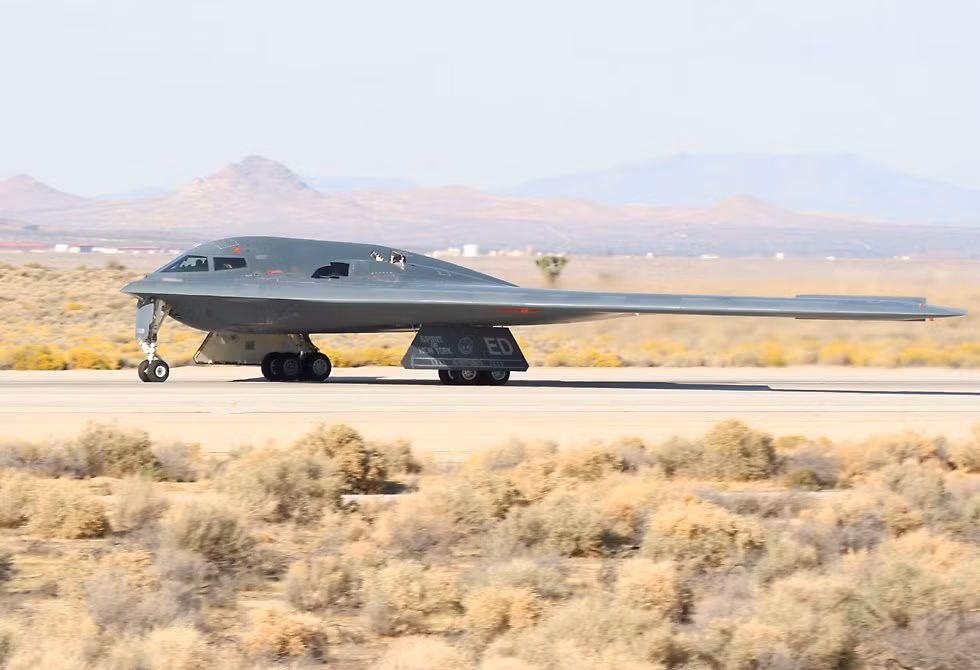 Lý giải cho điều này, tờ New York Times cho biết do phần vỏ của chiếc B-2 Spirit được làm bằng nhựa dẻo nhằm giúp nó có khả năng tàng hình khi không phản xạ lại sóng radar của đối phương rất dễ bị tổn thương. Đặc biệt là trong môi trường nóng ẩm và khi tiếp xúc với nước. Nguồn ảnh: NYtimes.