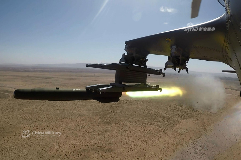 Z-10 có vũ khí chính là một khẩu pháo 23x115mm hoặc 25x137mm tuỳ từng phiên bản. Ngoài ra Z-10 còn mang theo được loại tên lửa HJ-10 hay còn gọi là Hồng Tiễn-10 - một loại tên lửa cực kỳ nguy hiểm có khả năng tấn công không những xe tăng mà còn tiêu diệt được cả trực thăng đối phương. Nguồn ảnh: Sina.