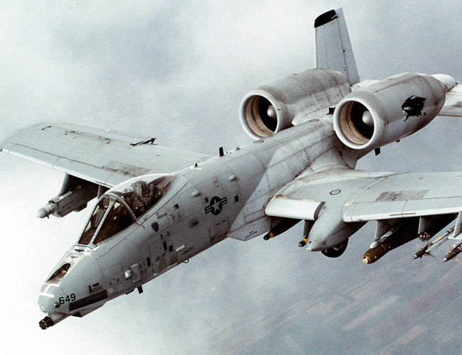 Về mặt lý thuyết, hai tên lửa Sidewinder của A-10 giúp nó tự vệ trước các máy bay chiến đấu của đối phương. Thực tế cho thấy quân đội Mỹ thường sử dụng A-10 ở cả những khu vực chưa chiếm được ưu thế trên không, điều này đồng nghĩa với việc A-10 có thể chạm chán tiêm kích địch bất cứ lúc nào và nó cần có vũ khí để tự vệ. Nguồn ảnh: Sina.