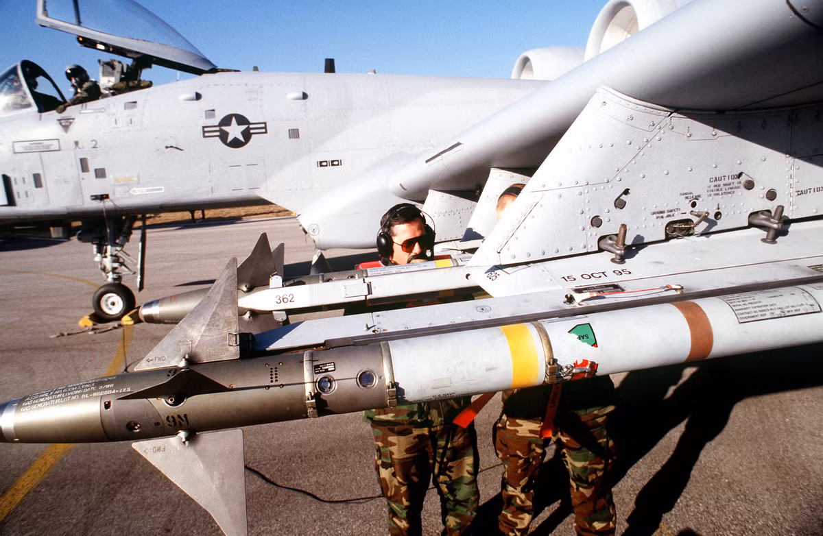 Loại tên lửa này sử dụng động cơ nhiên liệu rắn Bermite Mk 36 cho phép nó bay với tốc độ tối đa Mach 2,5 và có tầm tiêu diệt mục tiêu từ 1 cho tới 35,4 km - nghĩa là mọi mục tiêu ở gần hơn khoảng cách 1 km, loại tên lửa này sẽ vô hiệu. Nguồn ảnh: Sina.