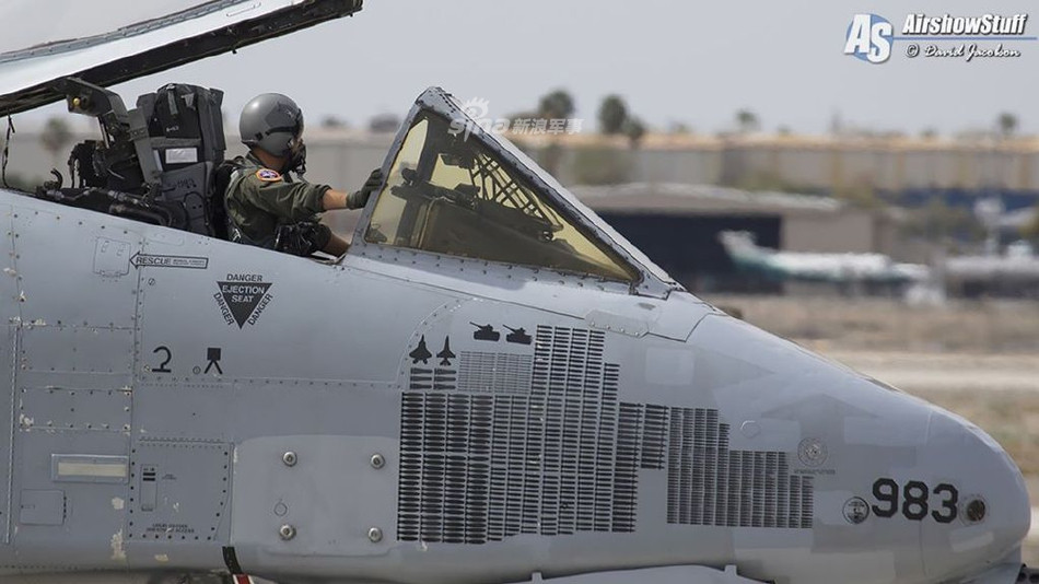 Cường kích cơ A-10 có tổng cộng 11 giá treo trong đó có 8 giá treo dưới cánh và 3 giá treo dưới bụng. Tối đa loại cường kích cơ này có thể mang theo được 7,2 tấn vũ khí các loại. Nguồn ảnh: Sina.