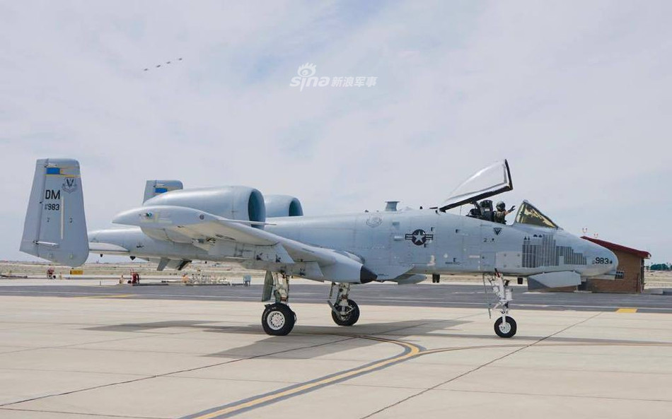 Việc được trang bị tên lửa không đối không Sidewinder cung cấp cho A-10 khả năng tấn công phi cơ của đối phương - một năng lực khá khó hiểu với một chiếc máy bay ra đời vốn được "cộp mác" cường kích như A-10. Nguồn ảnh: Sina.