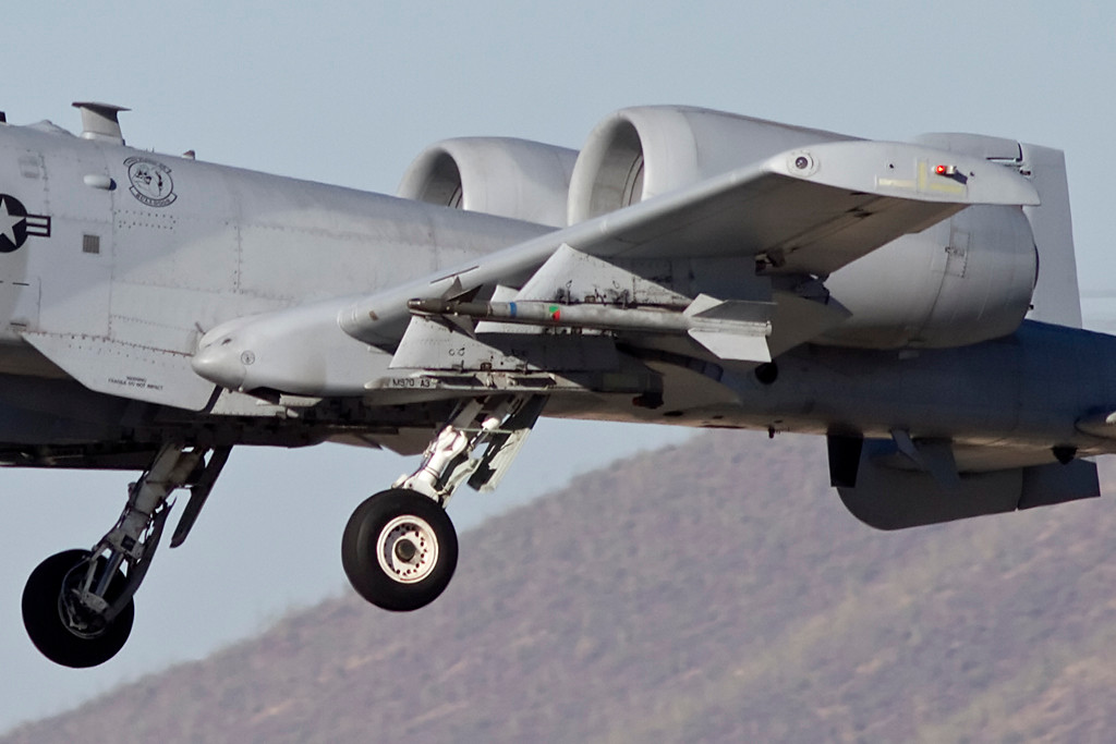 Tuy nhiên A-10 chỉ có thể mang theo được tối đa 2 tên lửa không đối không AIM-9 Sidewinder. Nguồn ảnh: Sina.