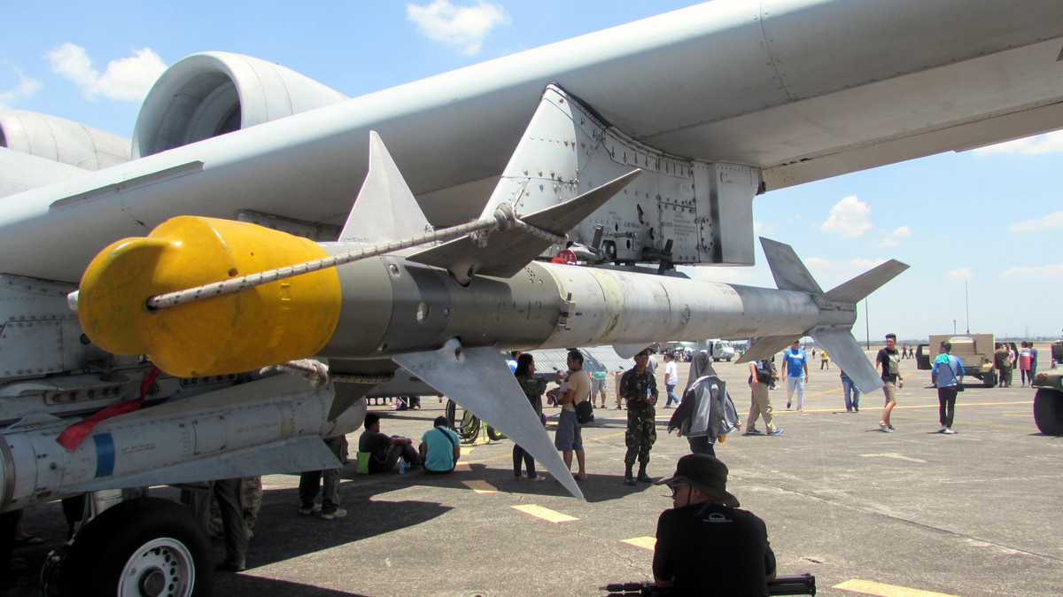 AIM-9 Sidewinder là loại tên lửa không đối không tầm ngắn được Quân đội Mỹ sử dụng từ năm 1956 tới nay. Loại tên lửa này có giá khoảng 600 nghìn USD cho mỗi quả phiên bản AIM-9X. Nguồn ảnh: Sina.