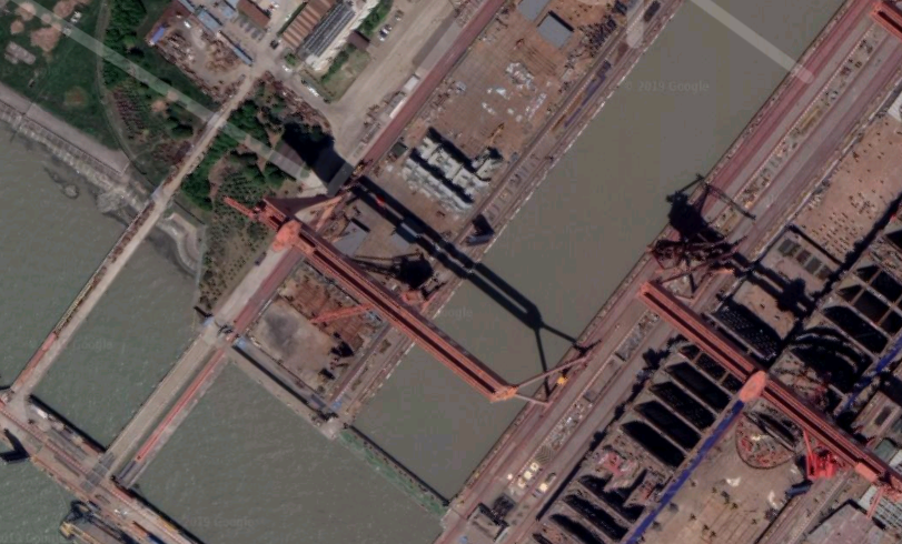 Cần cẩu siêu lớn được dựng lên ở nhà máy đóng tàu Giang Nam - một trong những nhà máy đóng tàu lâu đời và lớn bậc nhất của Trung Quốc. Nguồn ảnh: GGMaps.