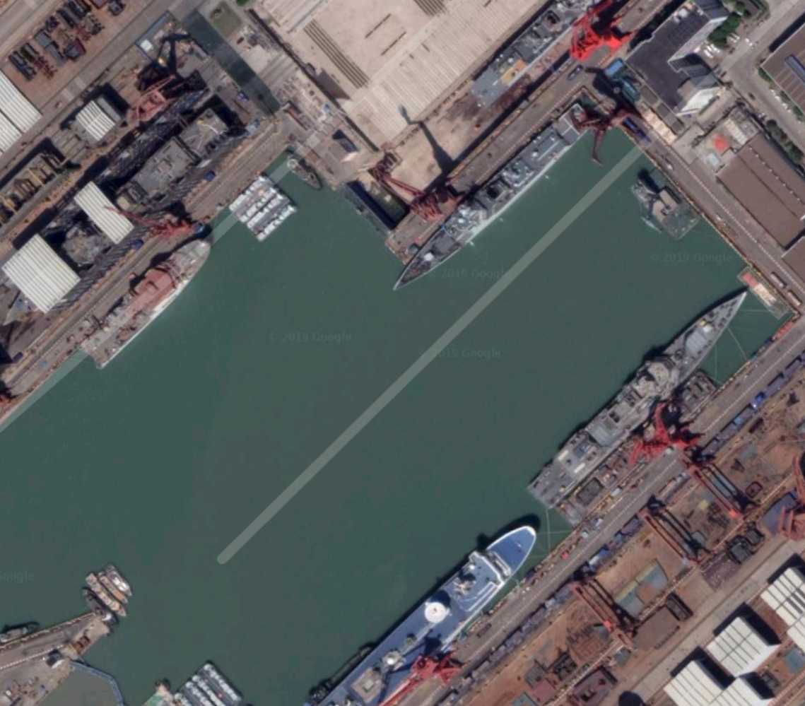 Ngoài ra, cảng đóng tàu này còn có sự xuất hiện của hai khu trục hạm Trung Quốc, dường như được sử dụng để thăm dò vùng biển trong khu vực cảng trước khi tàu sân bay được đặt lườn. Nguồn ảnh: GGMaps.