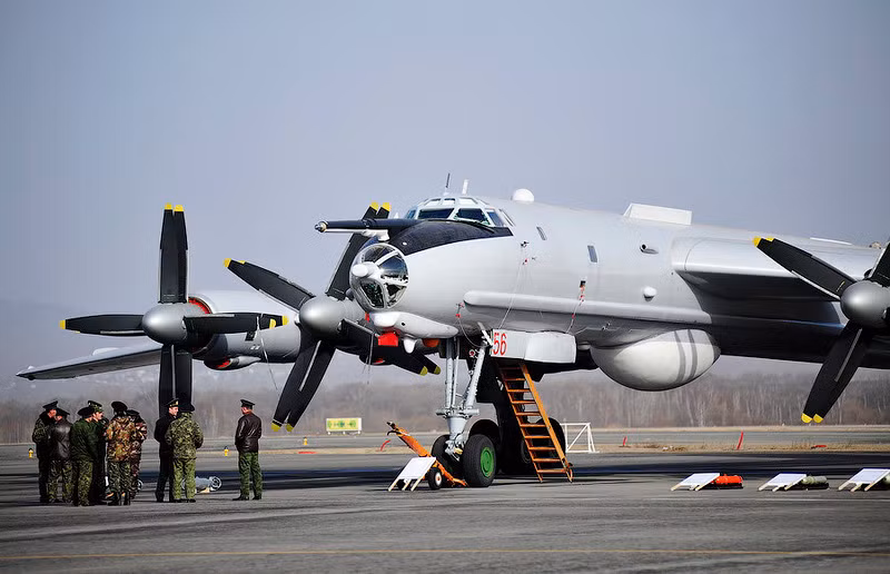 Tính tới thời điểm hiện tại, chỉ có Không quân Hải quân Nga còn sử dụng loại máy bay loại này. Lực lượng này cũng đang muốn nâng cấp thêm khả năng ném bom cho chiếc Tu-142 này trong tương lai. Nguồn ảnh: QQ.