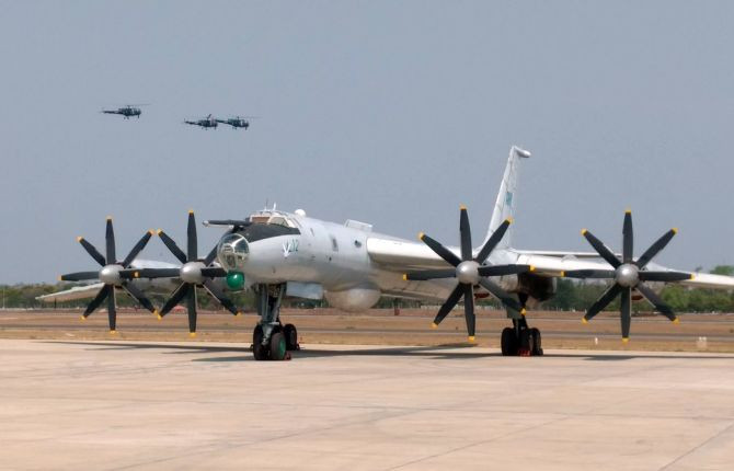 Trong 12 tháng sau đó, Ấn Độ đã cử tổng cộng 40 phi công, 16 kỹ thuật viên và 128 nhân viên sang Liên Xô để được đào tạo cách thức sử dụng cũng như bảo dưỡng loại máy bay này. Chiếc Tu-142 đầu tiên tới Ấn Độ vào ngày 30/3/1988. Nguồn ảnh: QQ.