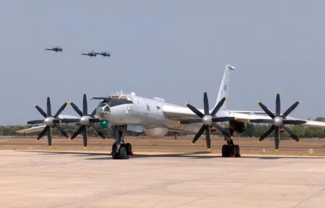 Trong 12 tháng sau đó, Ấn Độ đã cử tổng cộng 40 phi công, 16 kỹ thuật viên và 128 nhân viên sang Liên Xô để được đào tạo cách thức sử dụng cũng như bảo dưỡng loại máy bay này. Chiếc Tu-142 đầu tiên tới Ấn Độ vào ngày 30/3/1988. Nguồn ảnh: QQ.