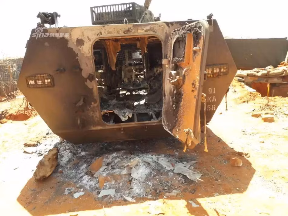 Hiện trường vụ việc được cho là ở Kenya - một trong nhiều quốc gia nhập khẩu số lượng lớn xe thiết giáp WZ-551 từ Trung Quốc. Nguồn ảnh: Sina.