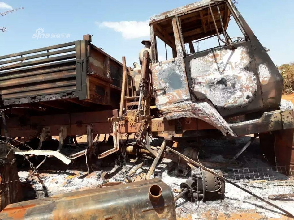 Không rõ hoàn cảnh chiến đấu và loại vũ khí đã tiêu diệt xe thiết giáp WZ-551 là gì, tuy nhiên có thể cuộc chiến đã diễn ra khá ác liệt với nhiều loại khí tài hạng nặng khác cũng bị phá huỷ. Nguồn ảnh: Sina.