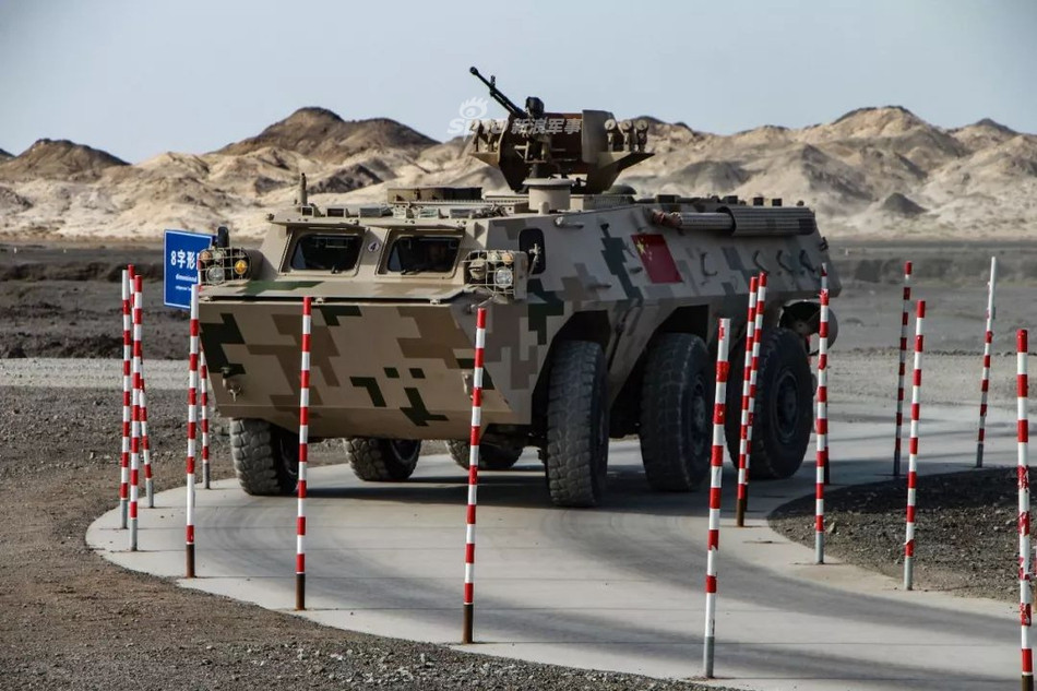 Có trọng lượng chỉ 12,5 tấn, thiết giáp WZ-551 dài 6,63 mét, rộng 2,8 mét và có chiều cao 2,8 mét. Loại thiết giáp này chở theo được tối đa 12 người trong đó có kíp điều khiển ba người. Nguồn ảnh: Sina.