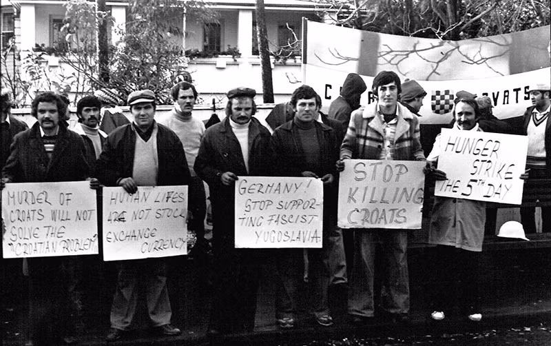 Dù kinh tế và khoa học kỹ thuật cùng quân sự có phát triển vượt bậc, nền chính trị của quốc gia này vẫn được đánh giá là không vững do Nam Tư có quá nhiều nước cộng hoà, nhiều sắc tộc và lợi ích bị xung đột liên tục. Nguổn ảnh: Flickr.