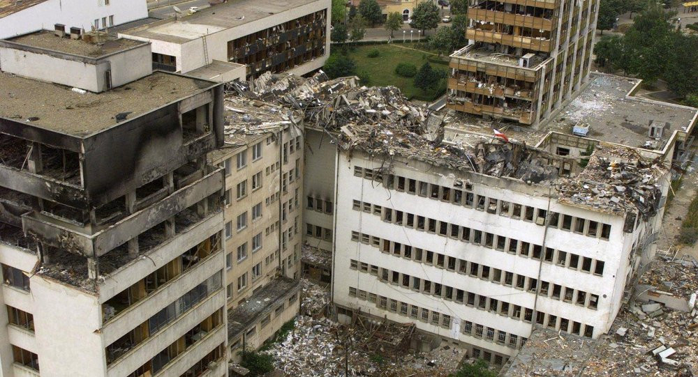 Tất nhiên, người Albania sau đó đã nổi dậy chống lại chính quyền hiện tại và thành lập lực lượng quân giải phóng Kosovo vào năm 1996. Xung đột giữa các bên bắt đầu nổ ra vào năm 1998 và dần leo thang. Nguồn ảnh: Pinterest.