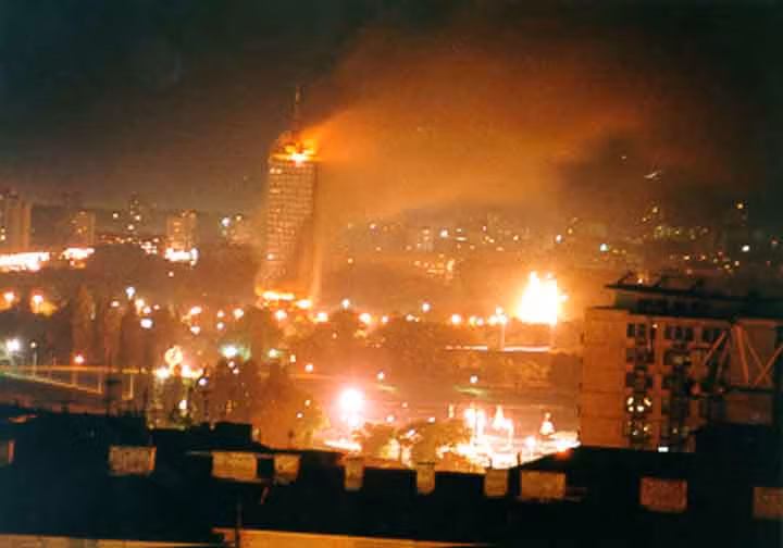 Các phi vụ ném bom vào Nam Tư diễn ra chủ yếu ở thủ đô của Nam Tư cũ có tên Beograd. Các phi vụ ném bom liên tục ngày đêm chỉ dừng lại sau khi Nam Tư tuyên bố rút quân khỏi Kosovo, nhường chỗ cho lực lượng Gìn giữ Hoà bình. Nguồn ảnh: Pinterest.