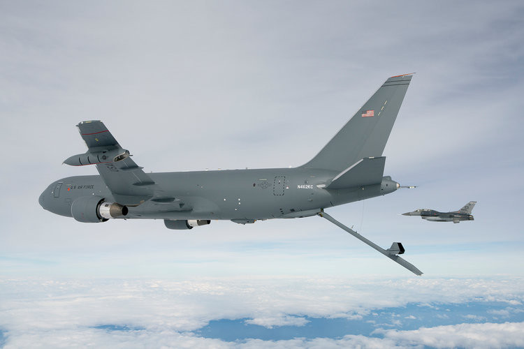 Máy bay tiếp liệu KC-46A Pegasus của Không quân Mỹ có giá vận hành 7.700 USD cho mỗi giờ bay. Đây hiện tại là loại máy bay tiếp liệu hiện đại nhất của Không quân Mỹ, chiếc đầu tiên mới chỉ được tiếp nhận từ Boeing hồi 10/1 vừa rồi. Nguồn ảnh: BI.