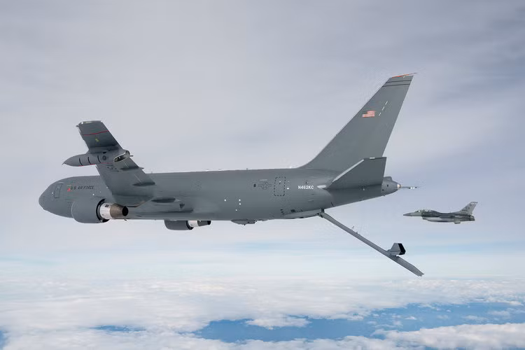 Máy bay tiếp liệu KC-46A Pegasus của Không quân Mỹ có giá vận hành 7.700 USD cho mỗi giờ bay. Đây hiện tại là loại máy bay tiếp liệu hiện đại nhất của Không quân Mỹ, chiếc đầu tiên mới chỉ được tiếp nhận từ Boeing hồi 10/1 vừa rồi. Nguồn ảnh: BI.
