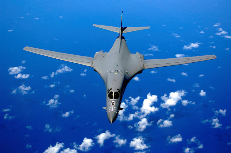 B-1B Lancer - loại máy bay ném bom chiến lược có giá thành vận hành lên tới 51.000 USD cho mỗi giờ bay. Với các phi vụ tấn công, giá thành vận hành của B-1B Lancer được cho là còn cao hơn nữa. Nguồn ảnh: BI.