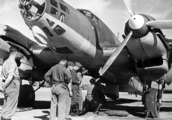 Buồng kính trước mũi máy bay không những tăng tầm quan sát của xạ thủ súng máy mũi mà còn giúp máy bay có khả năng oanh tạc tốt hơn khi xạ thủ ném bom có thể bao quát được khu vực rộng lớn ở dưới mặt đất bằng mắt thường thay vì nhìn qua ống kính ngắm nhỏ xíu như trước kia. Nguồn ảnh: Warhistory.
