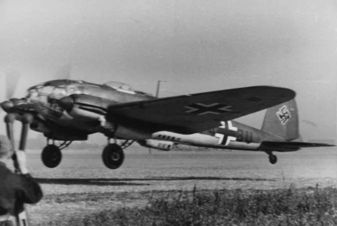 Tổng cộng có tới 6508 chiếc He 111 từng được sản xuất và chế tạo. Thực tế do tham vọng quá lớn và hy vọng quá nhiều vào máy bay sử dụng động cơ phản lực và động cơ tên lửa, chưa từng có một loại máy bay nào khác thay thế được He 111 trong biên chế Không quân Đức cho tới hết chiến tranh. Nguồn ảnh: Warhistory.