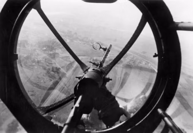 Theo đó thời gian đầu của cuộc chiến , máy bay ném bom He 111 thậm chí còn được coi là biểu tượng của Không quân Đức quốc xã khi đây là một trong số những loại máy bay gần như không có đối thủ ở châu Âu thời bấy giờ. Nguồn ảnh: Warhistory.