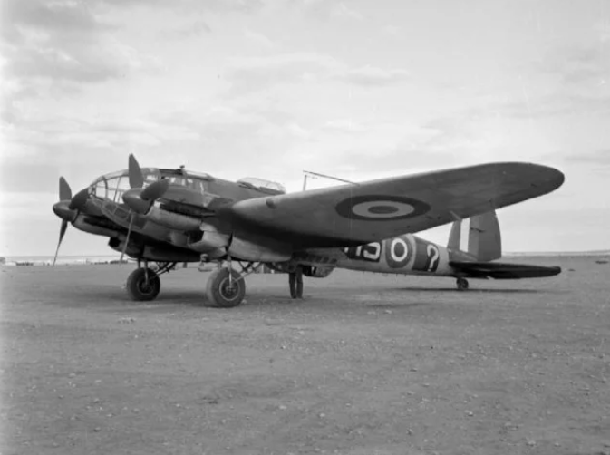 Một điểm vừa là nhược, vừa là ưu của Heinkel He 111 đó là nó khó có khả năng tự vệ trước tiêm kích của đối phương. Nhược điểm này đòi hỏi trong mỗi phi vụ, He 111 cần có tiêm kích hộ tống. Nguồn ảnh: Warhistory.