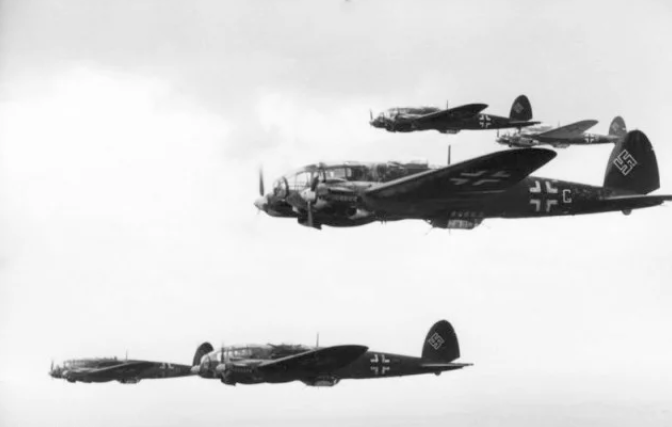 Tuy nhiên điểm mạnh của He 111 đó là nó cực kỳ cứng đầu, trong giai đoạn đầu chiến tranh, các loại tiêm kích của đồng minh với hoả lực chủ yếu là súng máy 7,62mm thường chỉ ít khi bắn hạ được He 111 trừ khi tấn công được vào những vị trí cực hiểm trên máy bay. Nguồn ảnh: Warhistory.