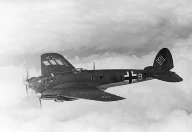 Thực tế, đây là loại máy bay ném bom tầm trung có tốc độ rất cao, tới khi Thế chiến thứ 2 nổ ra, He 111 mới chính thức bỏ tấm áo "ngụy trang" và tham chiến với vai trò là máy bay ném bom. Nguồn ảnh: Warhistory.