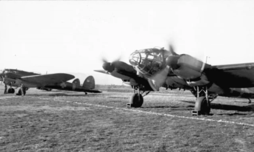 Tới cuối chiến tranh, He 111 dần không đáp ứng được nhu cầu và về mặt lý thuyết nó đã bị loại biên vào năm 1943. Tuy nhiên thực tế, Không quân Đức do không có máy bay thay thế He 111 nên vẫn tiếp tục dùng cho tới năm 1944. Nguồn ảnh: Warhistory.