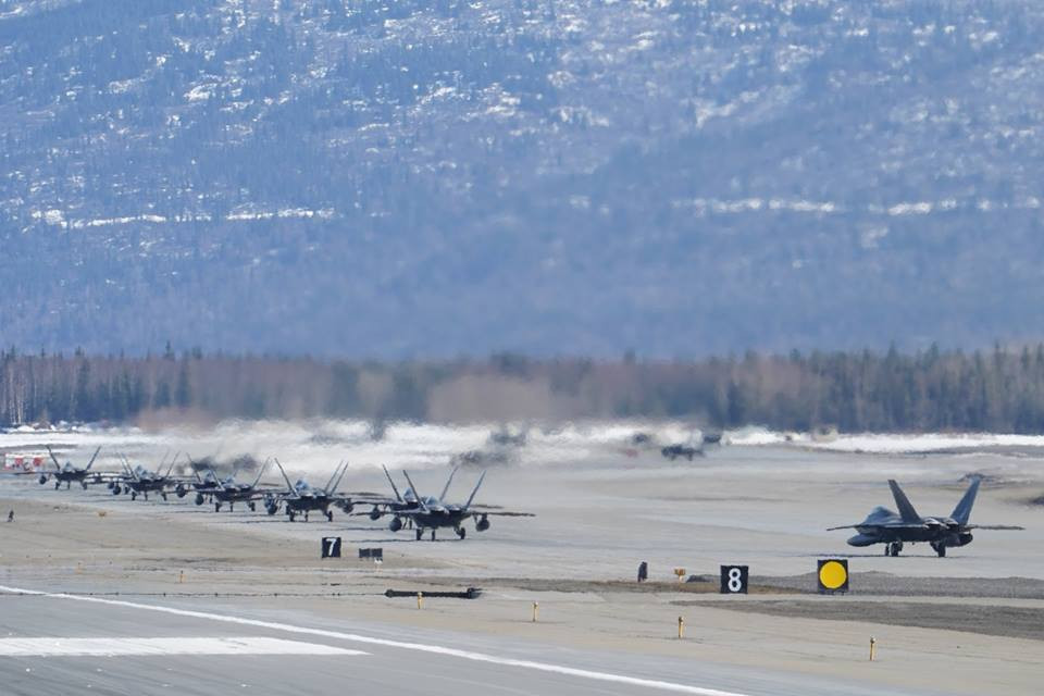 Điều này đòi hỏi phi công phải cực kỳ thành thạo thao tác và hiệp đồng tác chiến chuẩn mực vì chỉ một chút sai sót cũng có thể dẫn đến tai nạn "dồn toa". Nguồn ảnh: 3rdwing.