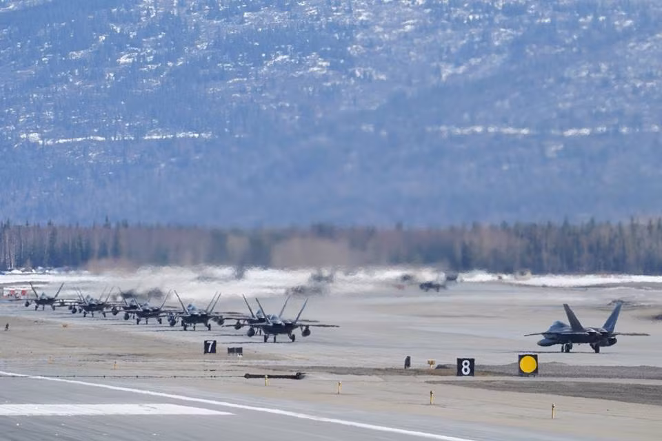 Điều này đòi hỏi phi công phải cực kỳ thành thạo thao tác và hiệp đồng tác chiến chuẩn mực vì chỉ một chút sai sót cũng có thể dẫn đến tai nạn "dồn toa". Nguồn ảnh: 3rdwing.