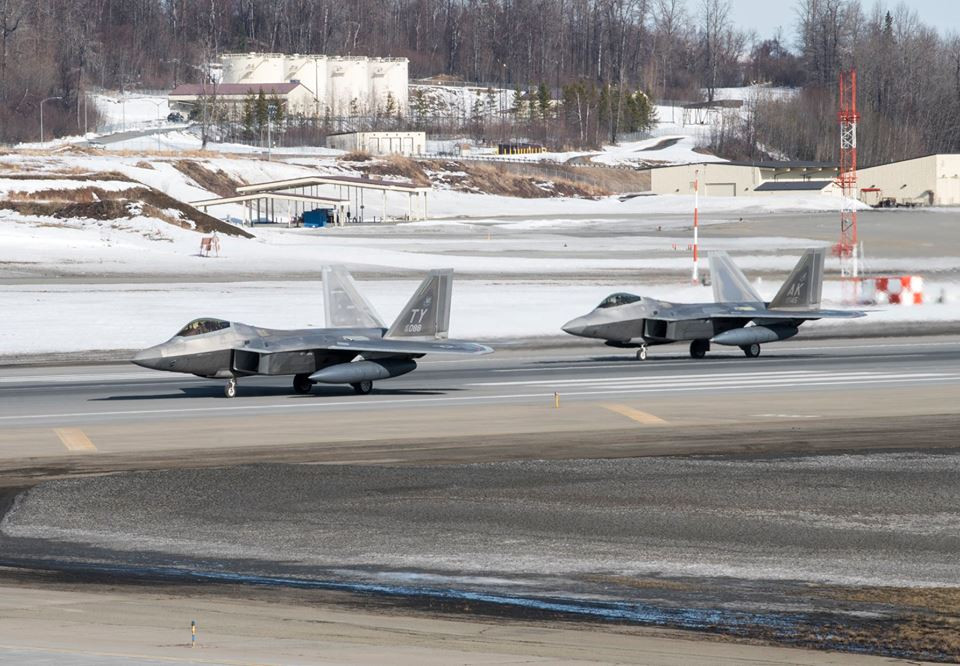 Trong trường khẩn cấp, việc cất cánh được càng nhiều máy bay một lúc sẽ càng mở rộng cơ hội chiếm lĩnh được ưu thế trên không của lực lượng không quân. Nguồn ảnh: 3rdwing.