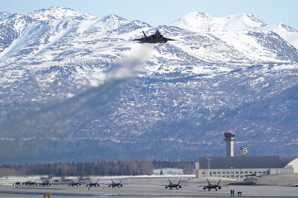 Khi vào vị trí xếp hàng, các chiến đấu cơ F-22 Raptor sẽ cất cánh lần lượt và chỉ mất chưa tới 10 phút để 24 chiếc F-22 này rời đường mặt đất. Nguồn ảnh: 3rdwing.