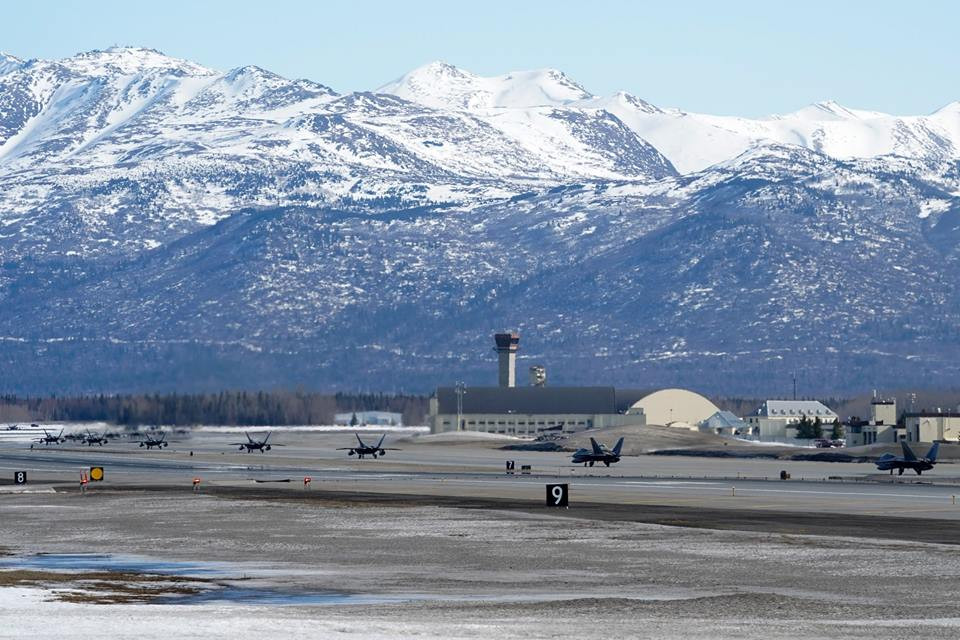 Các chiến đấu cơ F-22 của Mỹ di chuyển trên đường băng trước khi vào vị trí cất cánh. Nguồn ảnh: 3rdwing.
