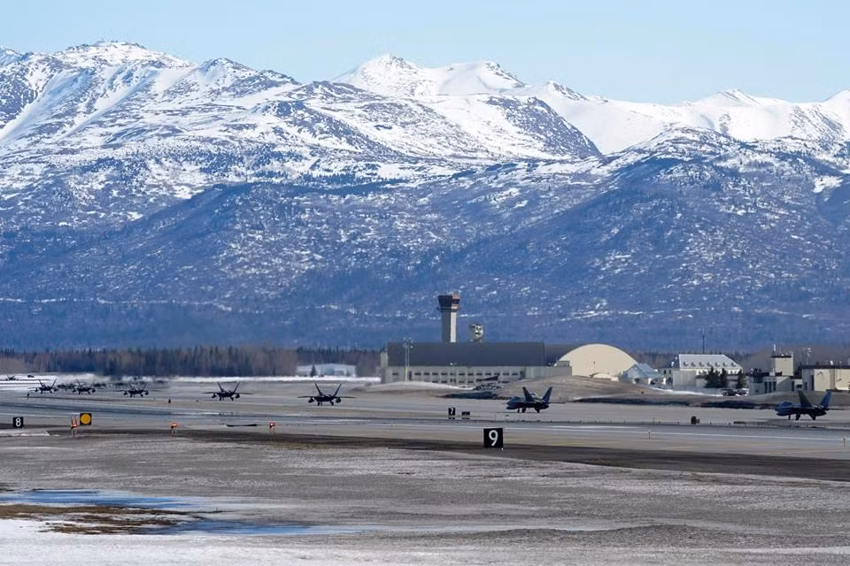 Các chiến đấu cơ F-22 của Mỹ di chuyển trên đường băng trước khi vào vị trí cất cánh. Nguồn ảnh: 3rdwing.