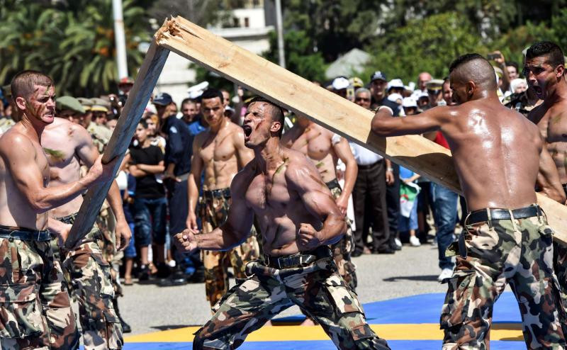 Hàng năm, Algeria có 685.000 thanh niên bước sang tuổi 18. Tuy nhiên quân số của nước này chỉ là 280.000 quân tổng cộng, trong đó có 130.000 quân chính quy và 150.000 quân dự bị. Nguồn ảnh: Militaryacces.