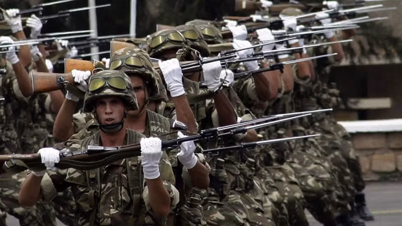 Đầu tiên là về lục quân, Algeria là quốc gia có tổng dân số khoảng 41 triệu dân, trong đó có khoảng 20 triệu nhân lực đang trong độ tuổi lao động và khoảng 17 triệu người trong độ tuổi phục vụ quân đội. Nguồn ảnh: Militaryacces.