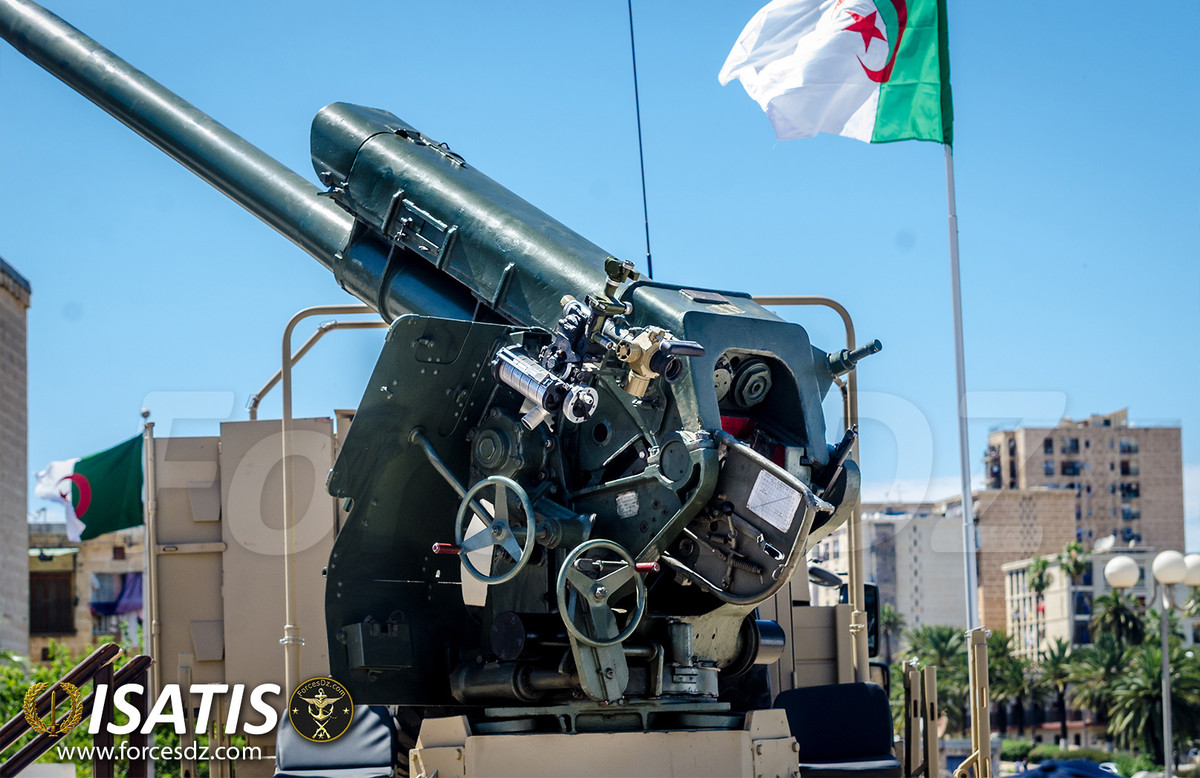 Về số lượng pháo tự hành, nước này có khoảng 400 khẩu kèm theo đó là hơn 500 khẩu pháo kéo các loại cùng với gần 400 dàn pháo phản lực cỡ lớn. Nguồn ảnh: Militaryacces.