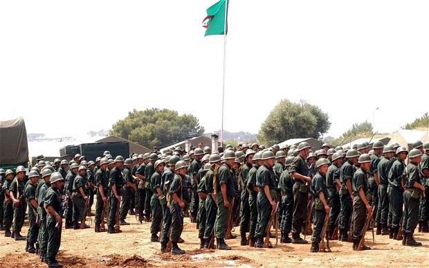  Quân đội Algeria có nghĩa vụ quân sự với mọi công dân nam trong độ tuổi từ 19 tới 30 và nghĩa vụ kéo dài 12 tháng. Tuy nhiên do duy trì quân số thường trực ít, nước này thường chỉ nhận công dân tình nguyện cũng đủ số lượng phục vụ quân đội. Nguồn ảnh: Militaryacces.
