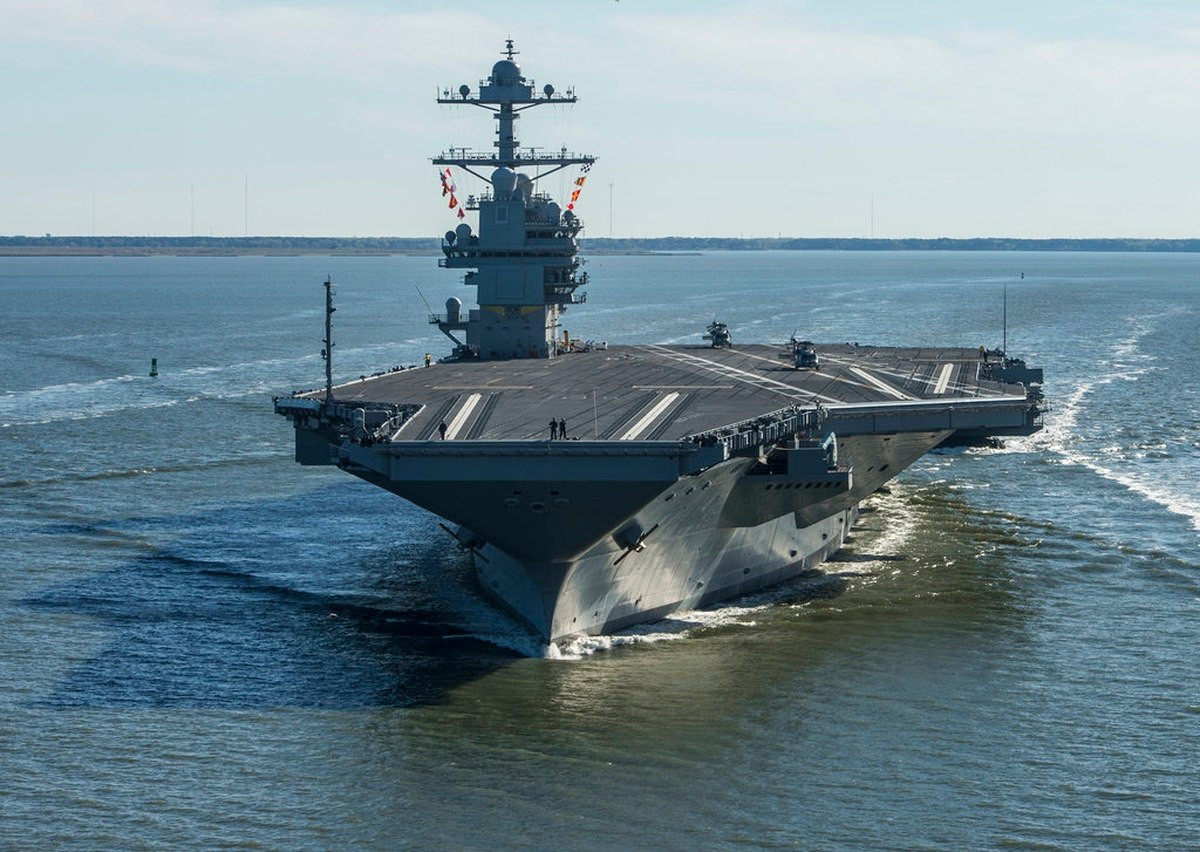 Thời hạn thử nghiệm tàu sân bay USS Gerald R. Ford dự kiến sẽ kéo dài tới tháng 6/2019 tới đây, tuy nhiên có vẻ như hệ thống thang máy nâng của hàng không mẫu hạm đắt nhất lịch sử này sẽ vẫn chưa thể khắc phục được. Nguồn ảnh: Pinterest.